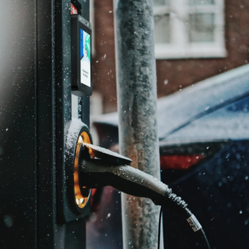 TPA PAX IM25 installé sur une borne de recharge de véhicule électrique, résistant aux conditions hivernales.