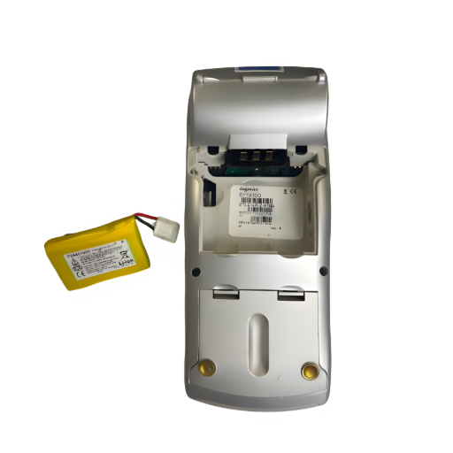 L'image montre un terminal de paiement Sagem Monetel EFT930 vu de dos, avec le compartiment à batterie ouvert, à côté de sa batterie jaune amovible. Le texte explique le remplacement de cette batterie Ingenico EFT930. Il est indiqué qu'au fur et à mesure que le terminal de paiement vieillit, la batterie peut commencer à perdre de sa capacité ou de sa performance. Dans ce cas, l'idéal est de la remplacer dans les meilleurs délais pour éviter tout impact néfaste sur le fonctionnement de l'appareil. Pour faciliter cette opération, un tutoriel complet est disponible ("Comment remplacer la batterie du terminal de paiement Ingenico EFT930"). Le texte précise que les batteries vendues sont entièrement neuves et sont les modèles officiels du constructeur Ingenico. Enfin, il est souligné que cette batterie fonctionne avec tous les modèles EFT930, y compris le Sagem Monetel EFT930 P, le Sagem Monetel EFT930 B et le Sagem Monetel EFT930 G. remplacement de la batterie ingenico eft930