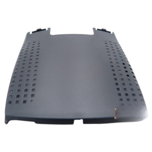 L'image montre le capot arrière gris foncé pour un terminal de paiement Ingenico iWL250, reconnaissable à ses perforations carrées pour la ventilation. Le texte à droite, titré 'Capot arrière Ingenico iWL250 : fonctionnalités et importance', explique que ce capot n'est pas qu'esthétique, mais un composant essentiel et robuste pour la protection et l'intégrité du terminal. Il détaille deux fonctions clés : 1. Le Maintien de la trappe batterie et de la trappe terminal, une fonction primordiale pour les garder fermées et empêcher ainsi la poussière, les liquides et les contaminants d'atteindre les circuits internes, évitant les interruptions. 2. La Protection contre les dommages externes, le capot agissant comme une barrière contre les dégâts mécaniques tels que les chocs ou les chutes, afin de protéger les composants internes délicats. capot arrière ingenico iwl250 fonctionnalités et importance