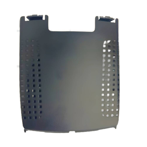 L'image montre le capot arrière (couvercle de batterie) de couleur gris foncé pour un terminal Ingenico iWL250. Le capot est perforé de petits trous carrés pour la ventilation. Le texte à droite, titré 'Différents états du capot arrière : neuf vs reconditionné', explique les deux options disponibles pour remplacer cette pièce sur l'iWL250. La première option est le Capot arrière en état neuf (24,99€ HT), une pièce d'origine Ingenico garantissant une qualité irréprochable, une durée de vie maximale et une compatibilité parfaite. La seconde option est le Capot arrière occasion/reconditionné (19,99€ HT), une alternative économique qui passe un contrôle rigoureux et des tests avant certification, offrant une performance similaire au neuf à un coût plus abordable. différents états du capot : neuf vs reconditionné