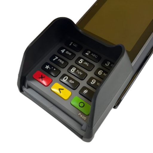 L'image montre un gros plan sur un PIN Pad Verifone P400, équipé d'un cache code noir (bouclier de confidentialité) qui entoure le clavier pour protéger la saisie. Le texte à droite le présente comme 'Un Véritable Bouclier Anti-Indiscrétions'. Il est décrit comme un 'rempart discret et solide' pour empêcher les regards indiscrets lors de la saisie du code PIN, offrant ainsi l'intimité aux clients. Il est précisé qu'il s'harmonise avec les terminaux Verifone P200, P400, V200c, et V400c. Une seconde section, 'Préservez vos Homologations PCI', explique que l'adoption de ce cache est une 'promesse' de sécurité qui renforce la confiance, maintient les 'précieuses homologations PCI' et assure que chaque transaction 'surpasse les normes de sécurité internationales'. cache code pour tpe verifone, un veritable bouclier anti-indiscrétions