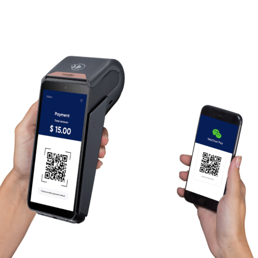 L'image illustre une transaction par QR code : une main tient le terminal Ingenico DX8000 affichant un code à scanner, tandis qu'une autre main présente un smartphone avec l'application WeChat Pay. Le texte à droite, titré 'Des options supplémentaires pour plus de performance', détaille les fonctionnalités techniques avancées. Il met en avant l'intégration de 'plusieurs caméras' (avant 2MP et arrière 5MP) utiles pour la sécurité et la capture de signatures. Il souligne la performance de la 'batterie longue durée de 3 350 mAh' (autonomie d'une journée) et une mémoire accrue (2 Go RAM / 32 Go stockage). Enfin, le texte mentionne la présence d'une 'imprimante thermique haute vitesse' et la conformité à la norme de sécurité PCI PTS v6. Ingenico DX8000 Option de Connectivité