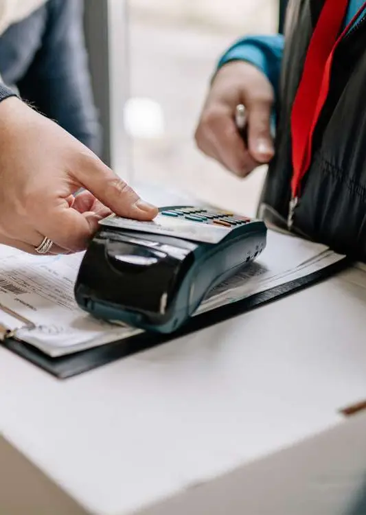 Comparatif Square Terminal 165€ HT à 1,65% par transaction face à l'achat d'un TPE monétique