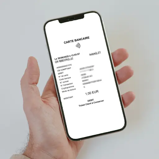 L'image montre une main tenant un smartphone sur l'écran duquel s'affiche un ticket de caisse dématérialisé, portant la mention 'CARTE BANCAIRE'. Le texte à droite, titré 'La dématérialisation des tickets de caisse : une innovation avec les terminaux PAX Technology', explique que la dématérialisation est devenue une 'nécessité' et que les terminaux PAX Technology permettent d'intégrer facilement cette fonctionnalité. Le texte détaille ensuite deux avantages majeurs. Le premier est la 'Réduction des coûts et de l'impact environnemental' : en envoyant les tickets directement par 'SMS ou e-mail', on élimine le coût des rouleaux de papier et on fait un geste pour l'environnement. Le second est 'Une expérience client améliorée et une gestion simplifiée', car le client reçoit son reçu de manière rapide et pratique (finis les tickets perdus ou froissés) et l'entreprise 'simplifie la gestion des transactions' et optimise ses processus internes.