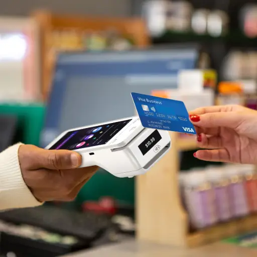 Cette image d'une transaction en cours illustre l'engagement sécuritaire du PAX A99, un aspect fondamental pour tout commerçant. La confiance visible dans l'interaction repose sur la protection maximale offerte par le terminal. Conçu pour répondre aux normes les plus exigeantes, le PAX A99 est certifié selon les standards les plus stricts de l'industrie du paiement. Il détient plusieurs certifications majeures qui le prouvent, notamment la plus récente, PCI PTS v6, ainsi que la norme française FRv6 et la certification SRED pour le traitement sécurisé des données. L'ensemble de ces conformités garantit que chaque transaction est non seulement protégée contre la fraude, mais aussi conforme aux normes internationales, vous offrant une tranquillité d'esprit inégalée à chaque paiement.