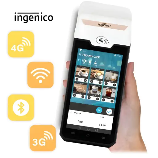 L'image montre une main tenant le terminal Ingenico DX4000, dont l'écran tactile affiche une interface de gestion de commande pour un café. Sur la gauche, des icônes jaunes illustrent ses capacités de connexion (4G, Wi-Fi, Bluetooth, 3G). Le texte à droite détaille trois atouts majeurs du produit. Premièrement, 'Un grand écran pour plus de confort', grâce à une dalle tactile de 6 pouces qui facilite la navigation et la maintenance. Deuxièmement, l''Optimisation de la connectivité' assurant une disponibilité continue via Wi-Fi, Bluetooth, 4G (en option) et une connexion Ethernet stable via la 'MagicBox'. Troisièmement, une 'Batterie de secours' intégrée, qui permet au terminal de continuer à fonctionner et d'encaisser même en cas de coupure de courant, évitant ainsi les pertes de ventes.