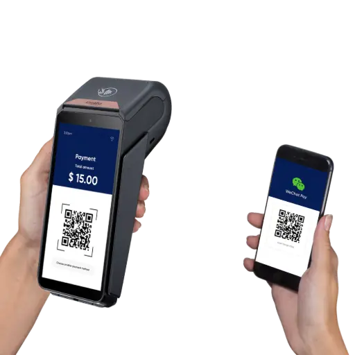 Ingenico Axium DX8000 : Option de Connectivité L'image illustre une transaction par QR code : une main tient le terminal Ingenico DX8000 affichant un code à scanner, tandis qu'une autre main présente un smartphone avec l'application WeChat Pay. Le texte à droite, titré 'Des options supplémentaires pour plus de performance', détaille les fonctionnalités techniques avancées. Il met en avant l'intégration de 'plusieurs caméras' (avant 2MP et arrière 5MP) utiles pour la sécurité et la capture de signatures. Il souligne la performance de la 'batterie longue durée de 3 350 mAh' (autonomie d'une journée) et une mémoire accrue (2 Go RAM / 32 Go stockage). Enfin, le texte mentionne la présence d'une 'imprimante thermique haute vitesse' et la conformité à la norme de sécurité PCI PTS v6.
