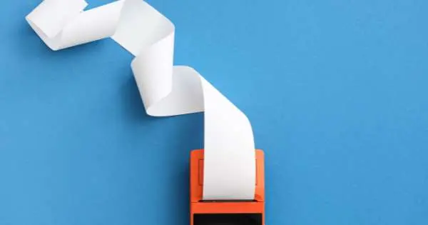 Rouleau papier ticket sorti d'un terminal de paiement symbolisant les mises à jour EMV et PCI DSS