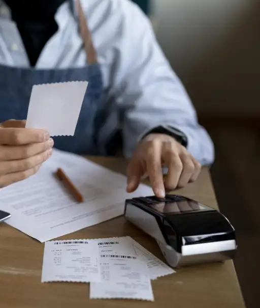 Comptable rapprochant tickets commerçants et relevés bancaires pour déclaration TVA et clôture