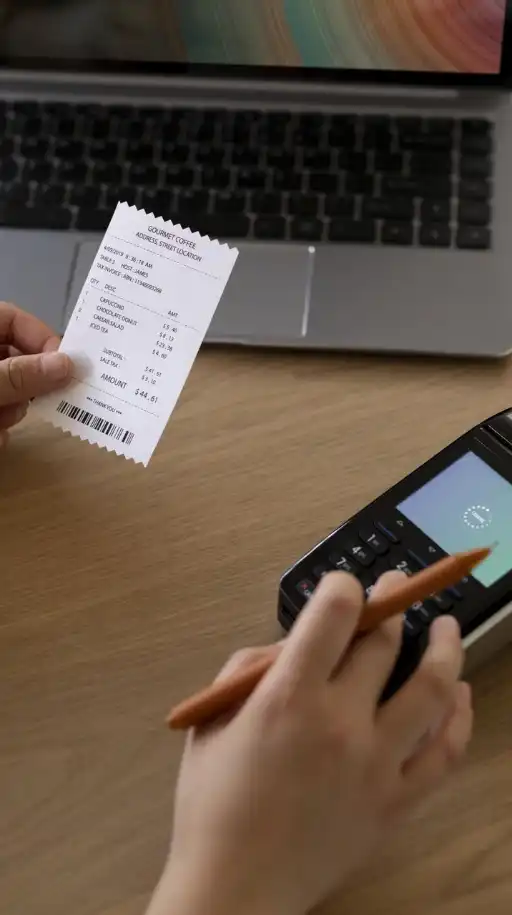 Commerçant consultant ses tickets de caisse justificatifs comptables pour contrôle fiscal