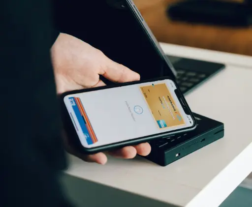 Paiement sans contact smartphone sur TPE, ticket commerçant conservé comme protection anti-fraude