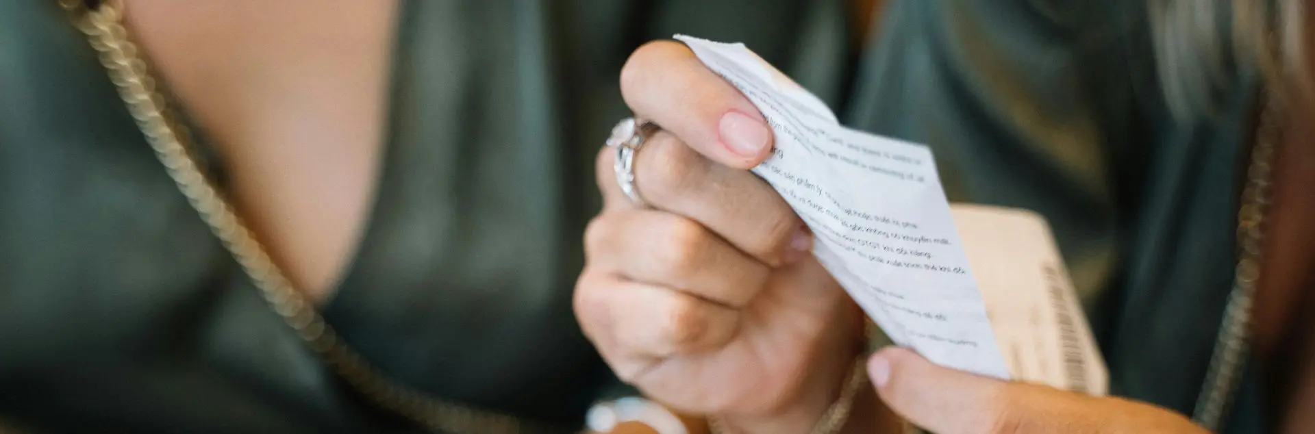 Commerçante vérifiant et numérisant ses tickets de caisse en fin de journée pour archivage comptable