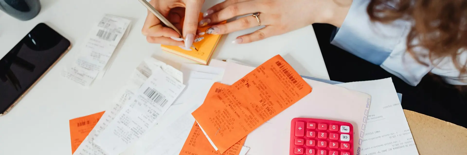 Classement annuel de tickets de caisse avec calculatrice pour consolidation comptable fin d'année