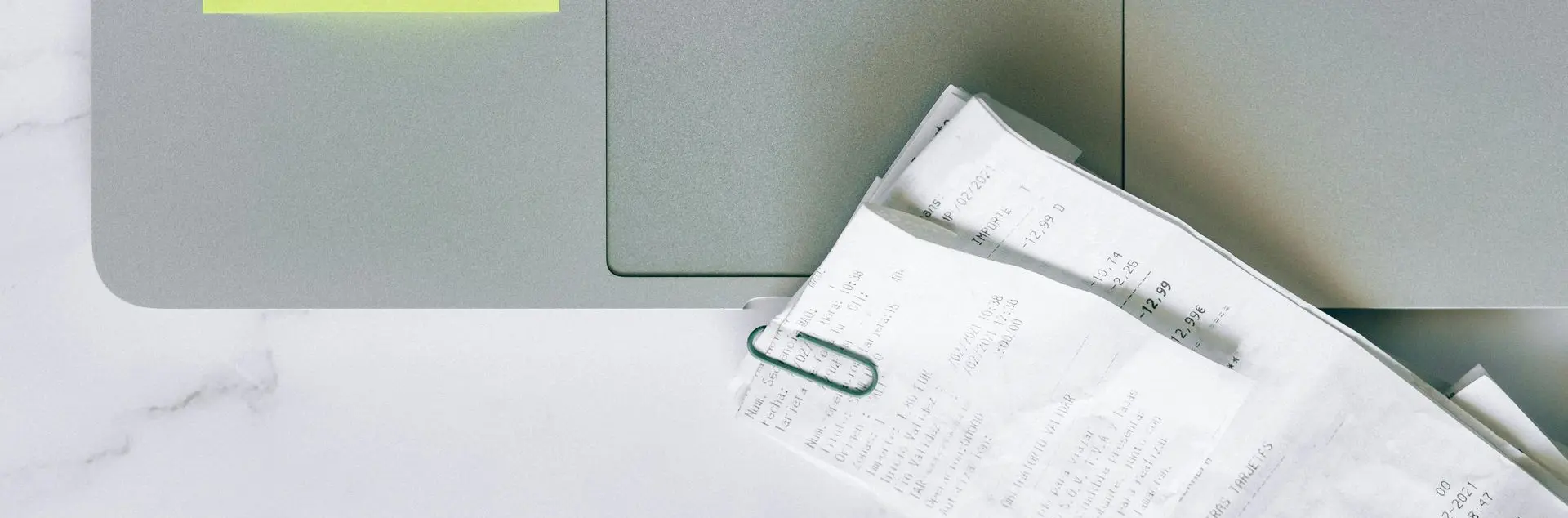 Tickets commerçants agrafés avec relevé bancaire pour rapprochement comptable mensuel