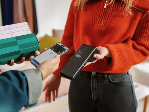 Commerçante encaissant avec TPE mobile S1F4 Pro : restauration, commerce de détail, professionnel mobile