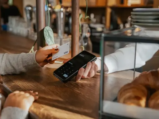 Paiement par carte Visa sur TPE mobile Castles S1E4 Pro dans un commerce de restauration