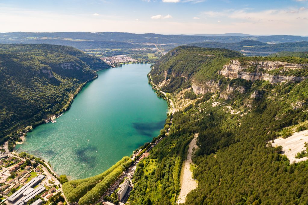 Vue aérienne du lac de Nantua encadré par les montagnes du Haut-Bugey (Ain).