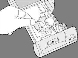 Installer la nouvelle cartouche d'encre dans le lecteur ingenico i2200